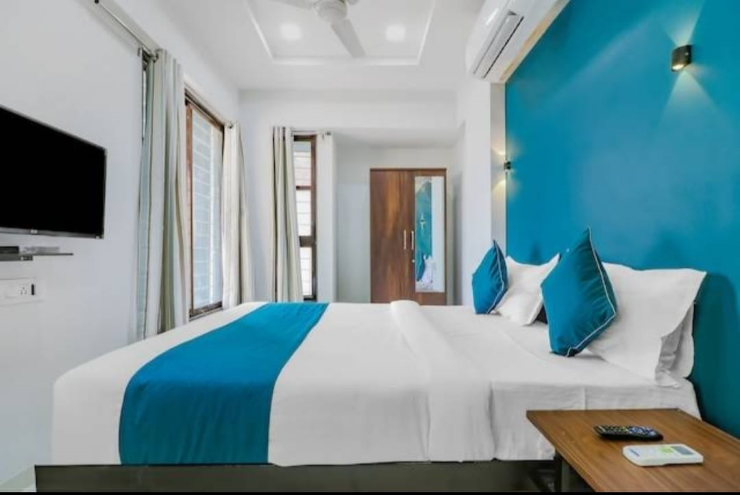 Deluxe Air conditioned Room at Oranate service apartments in Pune Hinjewadi
